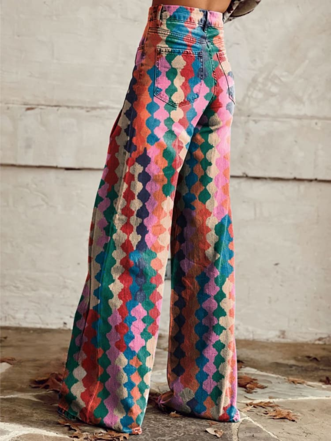 Effortlessly Elegant Pants with a Timeless Design