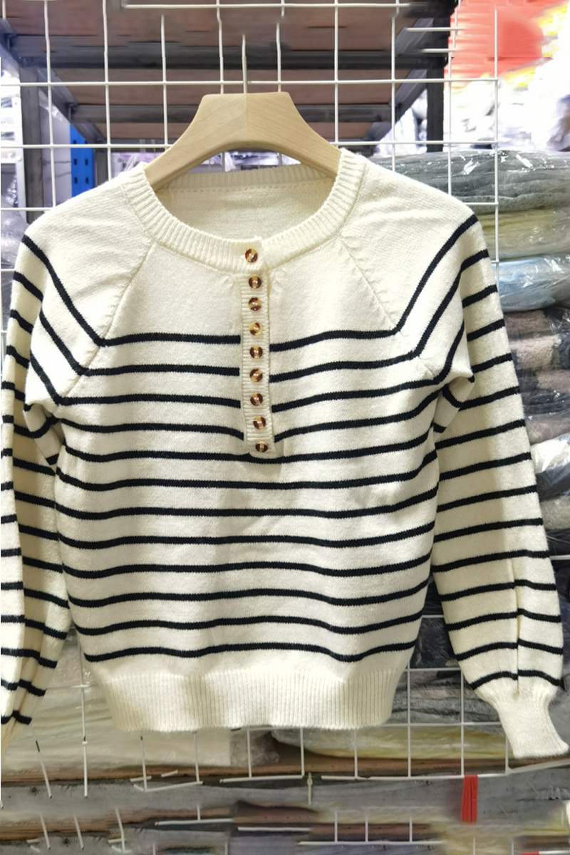 Effortlessly Elegant Sweater with a Timeless Design