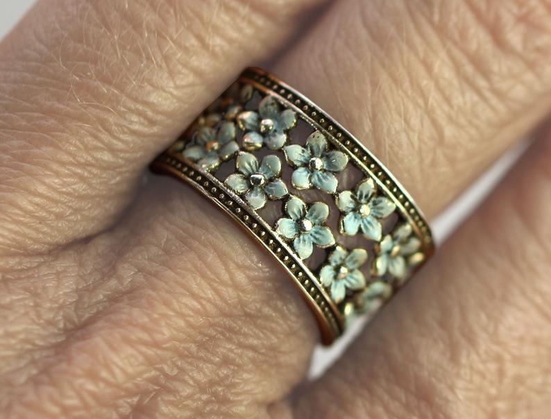 Klassinen Sormus ajattomalla viehätyksellä