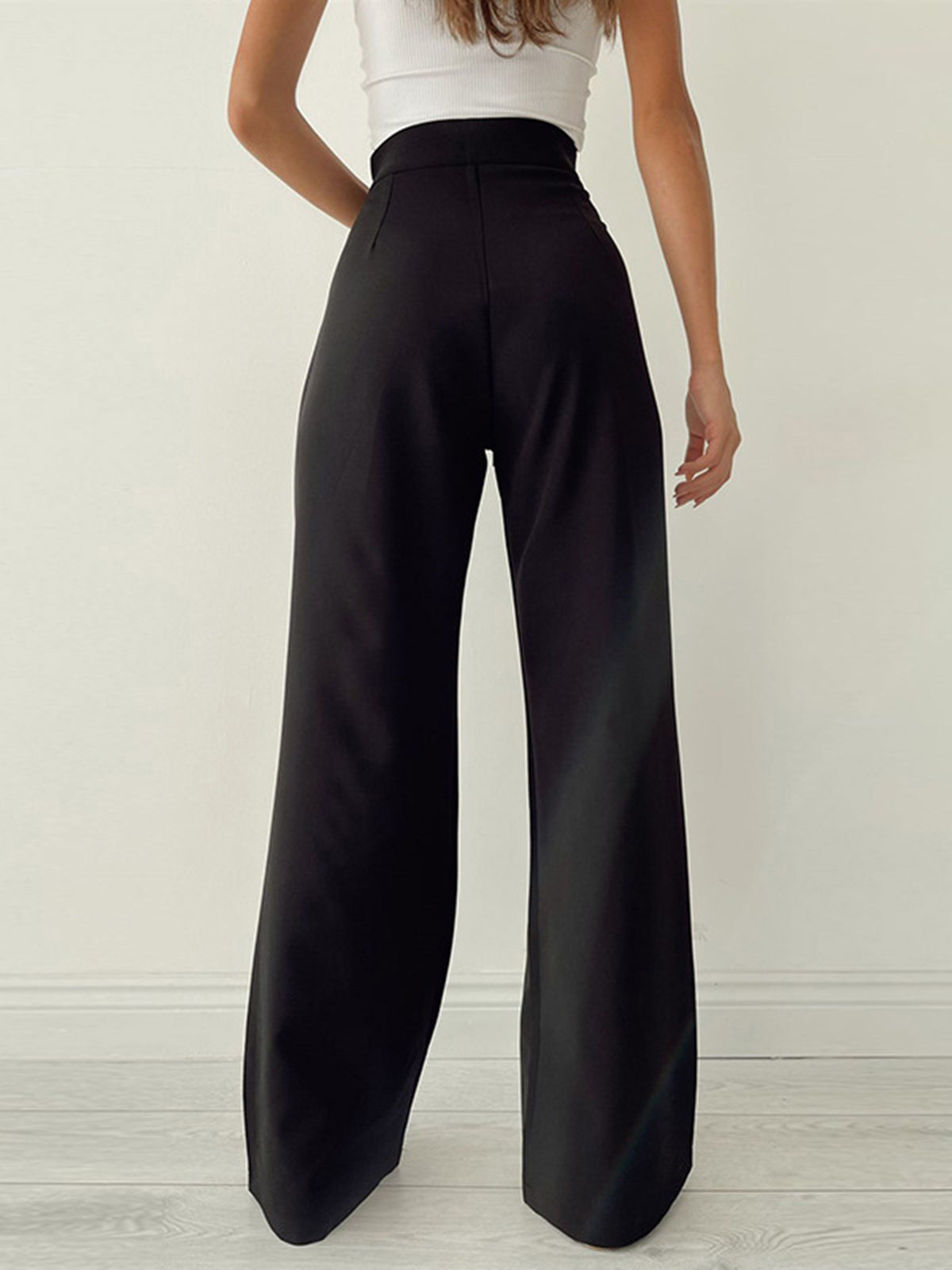 Effortlessly Elegant Trousers with a Timeless Design