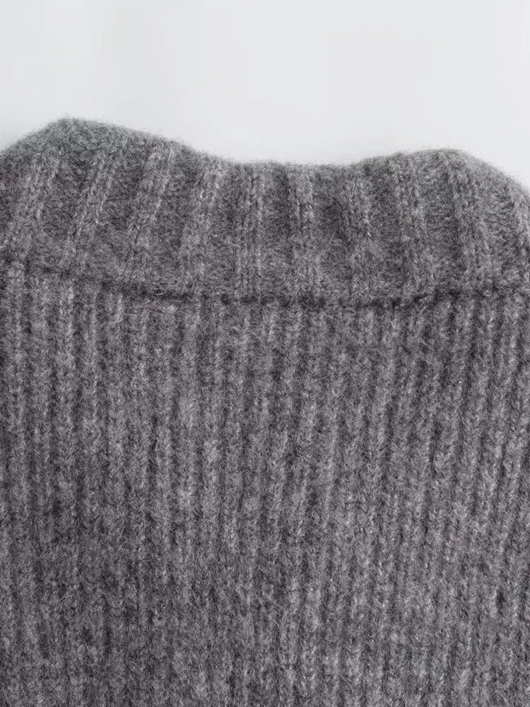 Effortlessly Elegant Sweater with a Timeless Design
