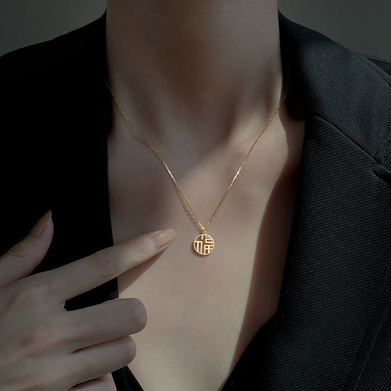 Klassinen Kaulakoru ajattomalla viehätyksellä