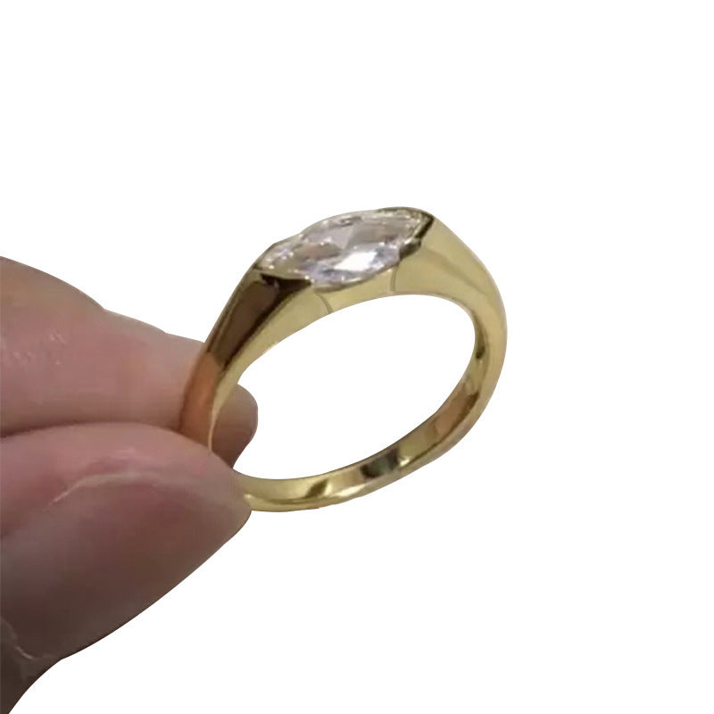 Klassinen Sormus ajattomalla viehätyksellä