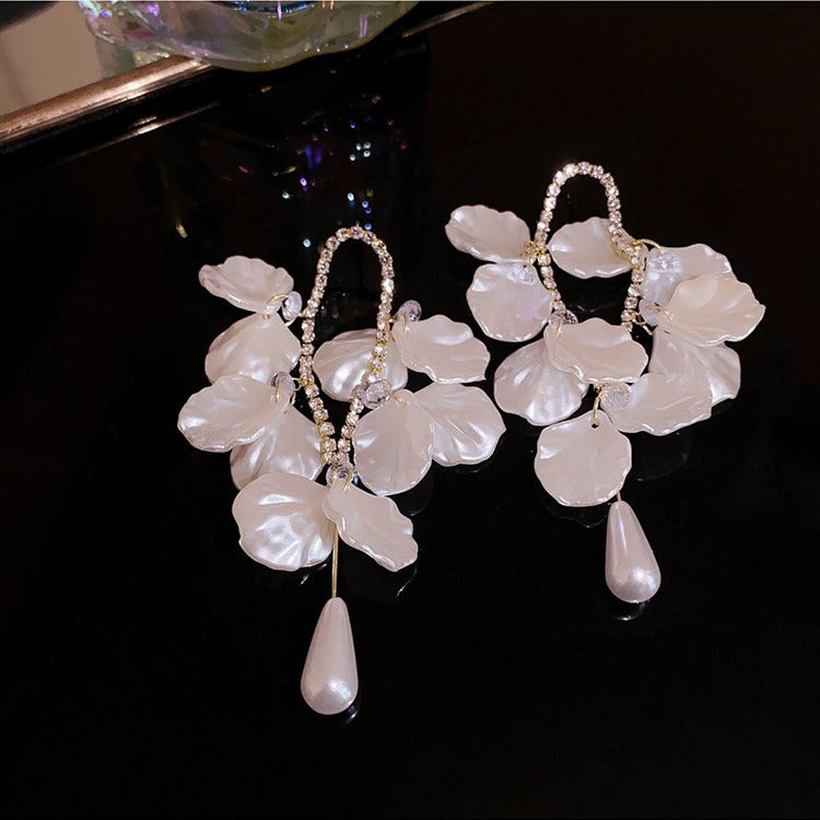 Kaunis Helmi Korvarengas ainutlaatuisella tyylillä