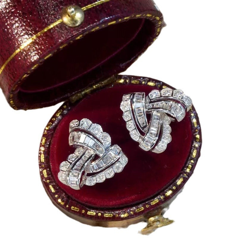 Kaunis Korvarengas ainutlaatuisella tyylillä