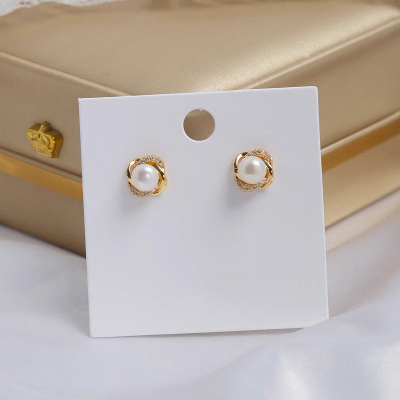 Kaunis Helmi Korvarengas ainutlaatuisella tyylillä