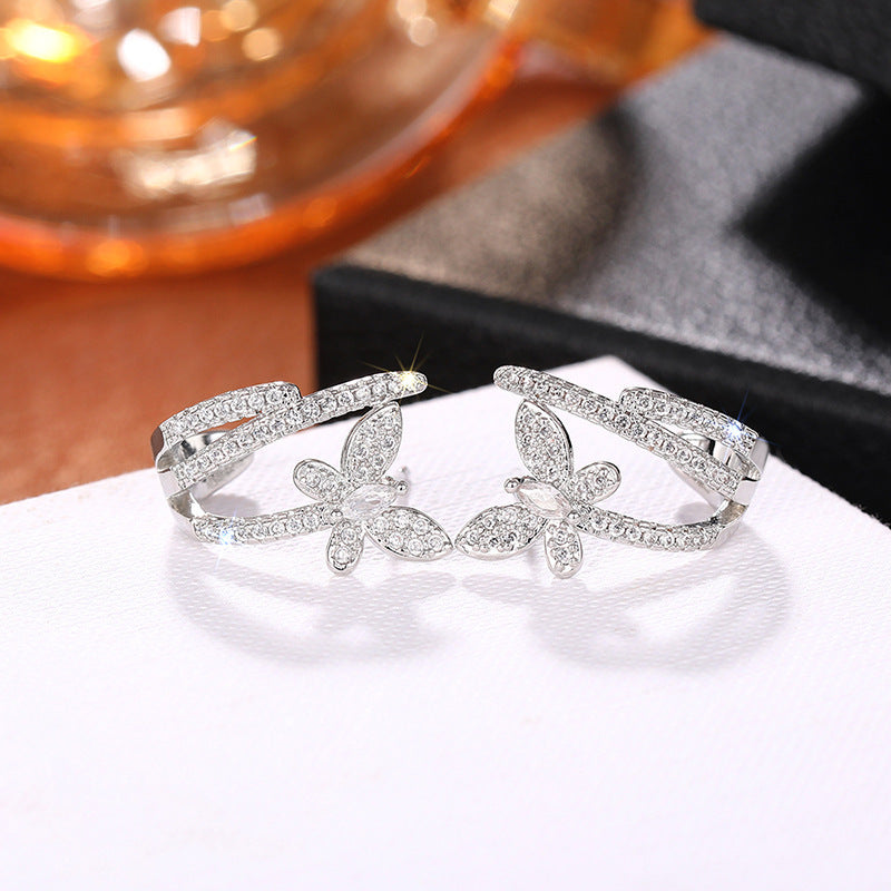 Kaunis Korvarengas ainutlaatuisella tyylillä