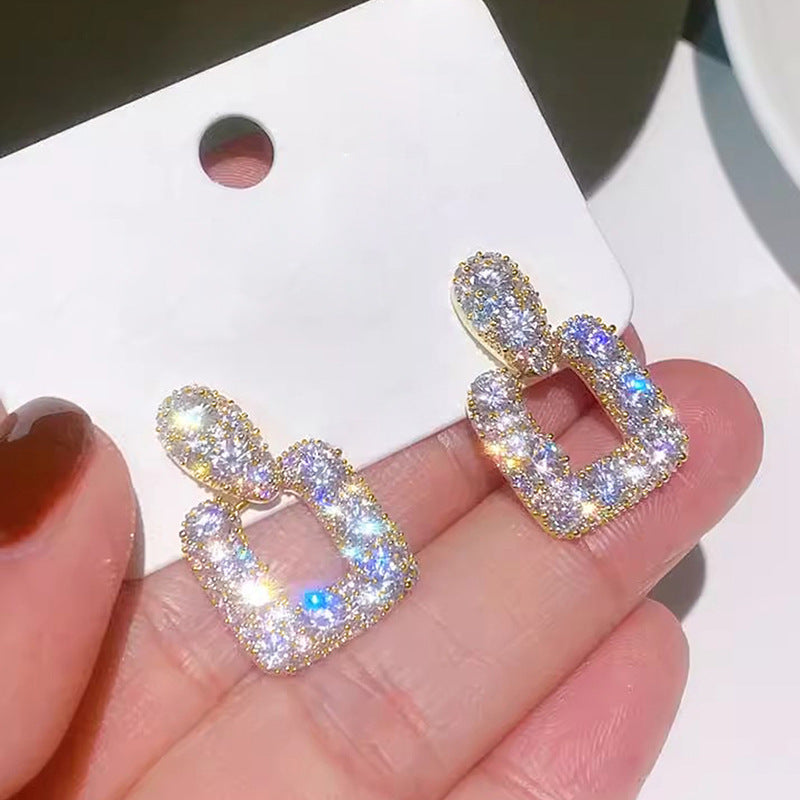 Kaunis Korvarengas ainutlaatuisella tyylillä