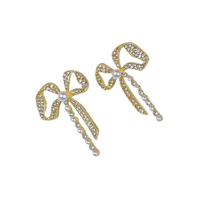 Kaunis Helmi Korvarengas ainutlaatuisella tyylillä