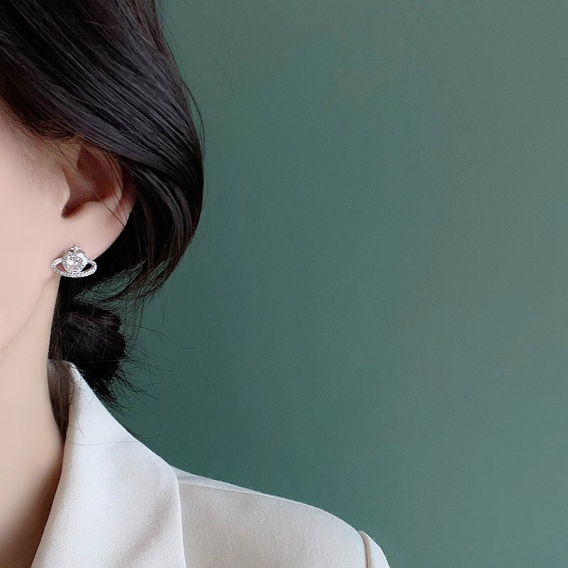 Kaunis Korvarengas ainutlaatuisella tyylillä