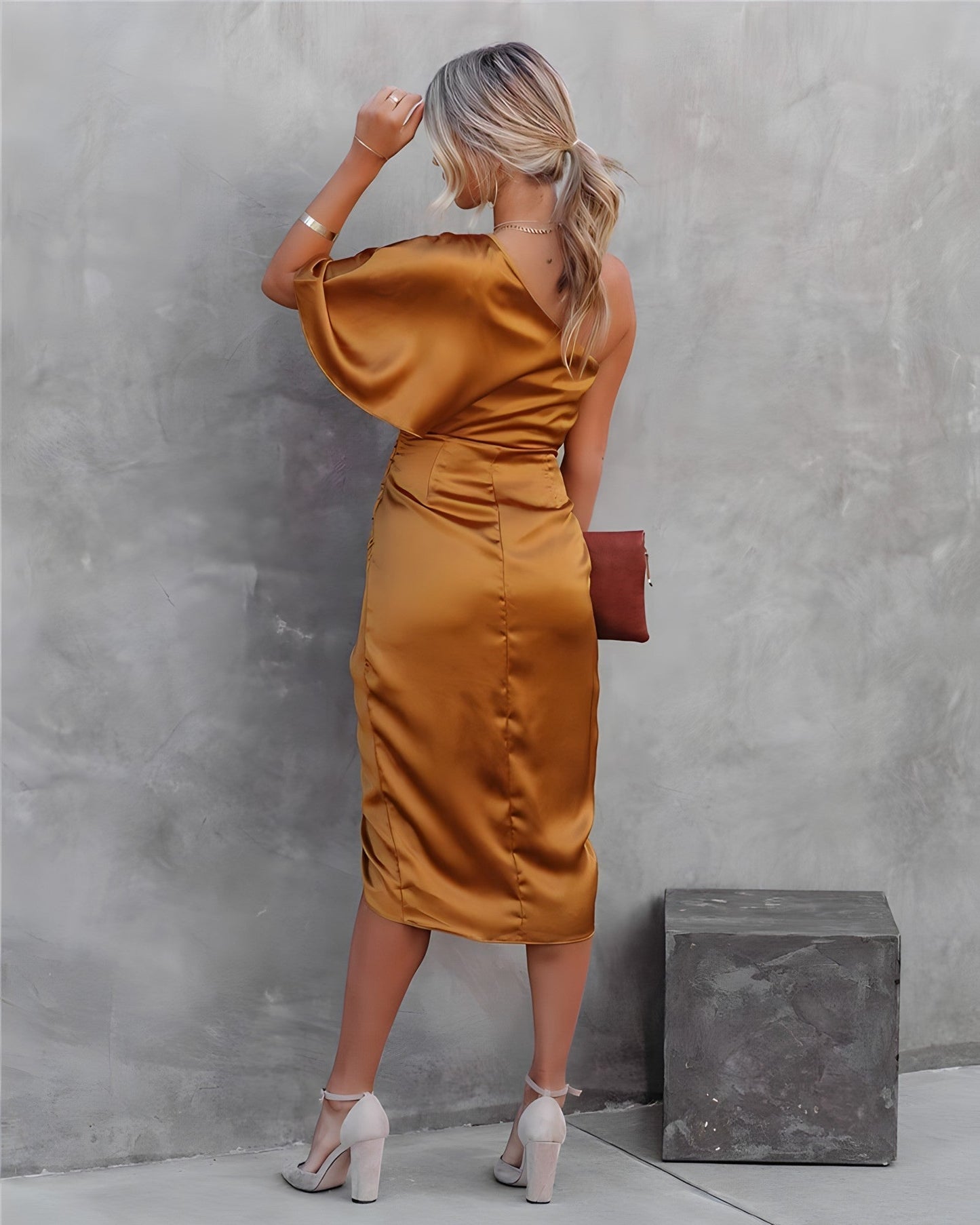 Beautifully Crafted Dress in a Classic Style