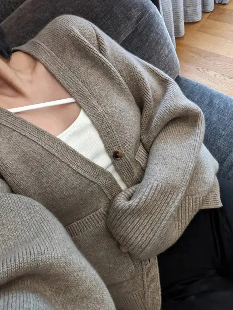 Well Tailored Cardigan with a Graceful Silhouette
