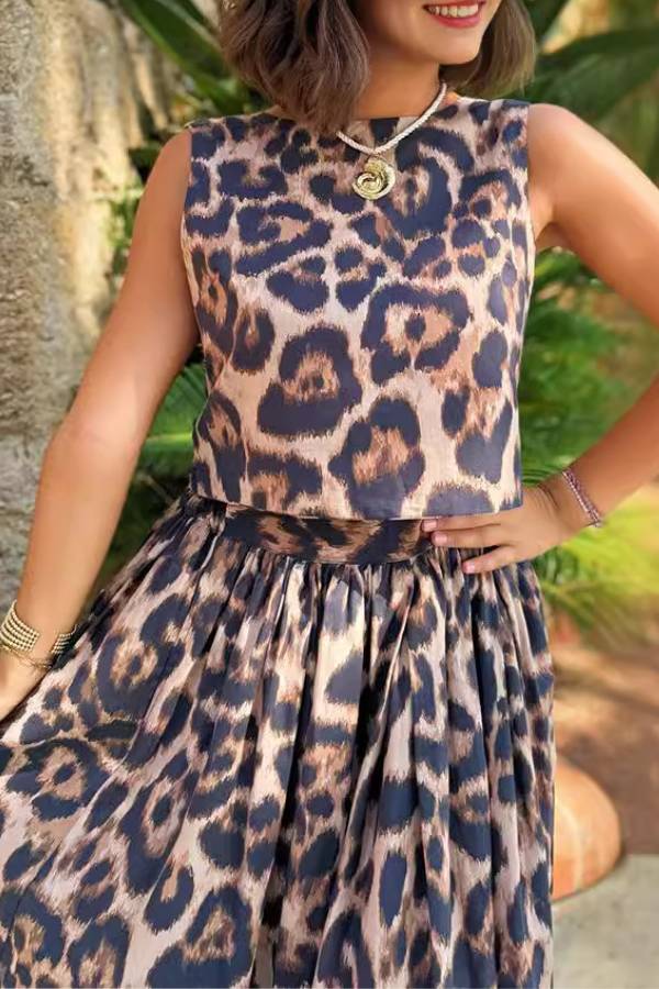 Effortlessly Elegant Garment with a Timeless Design