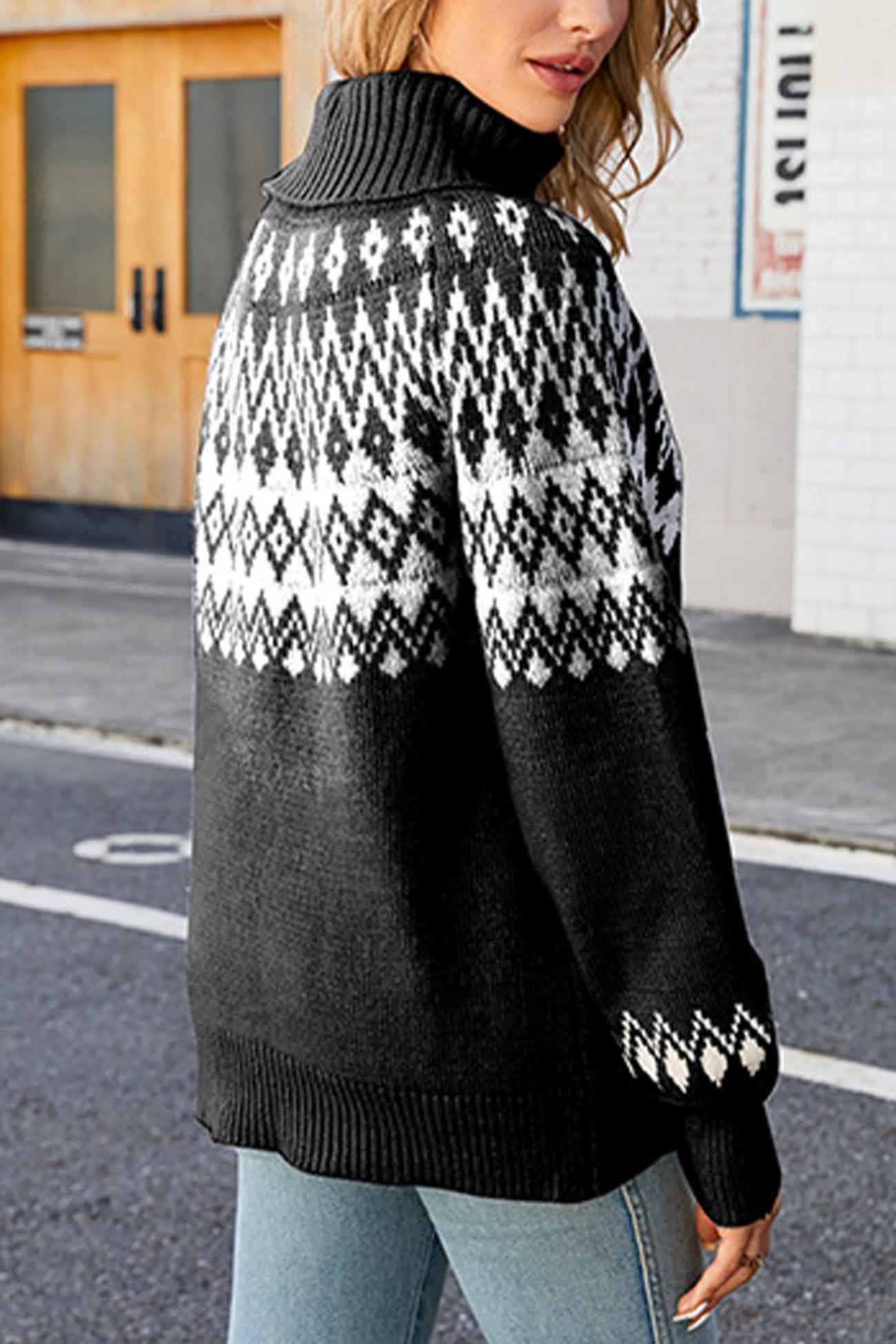 Well Tailored Sweater with a Graceful Silhouette