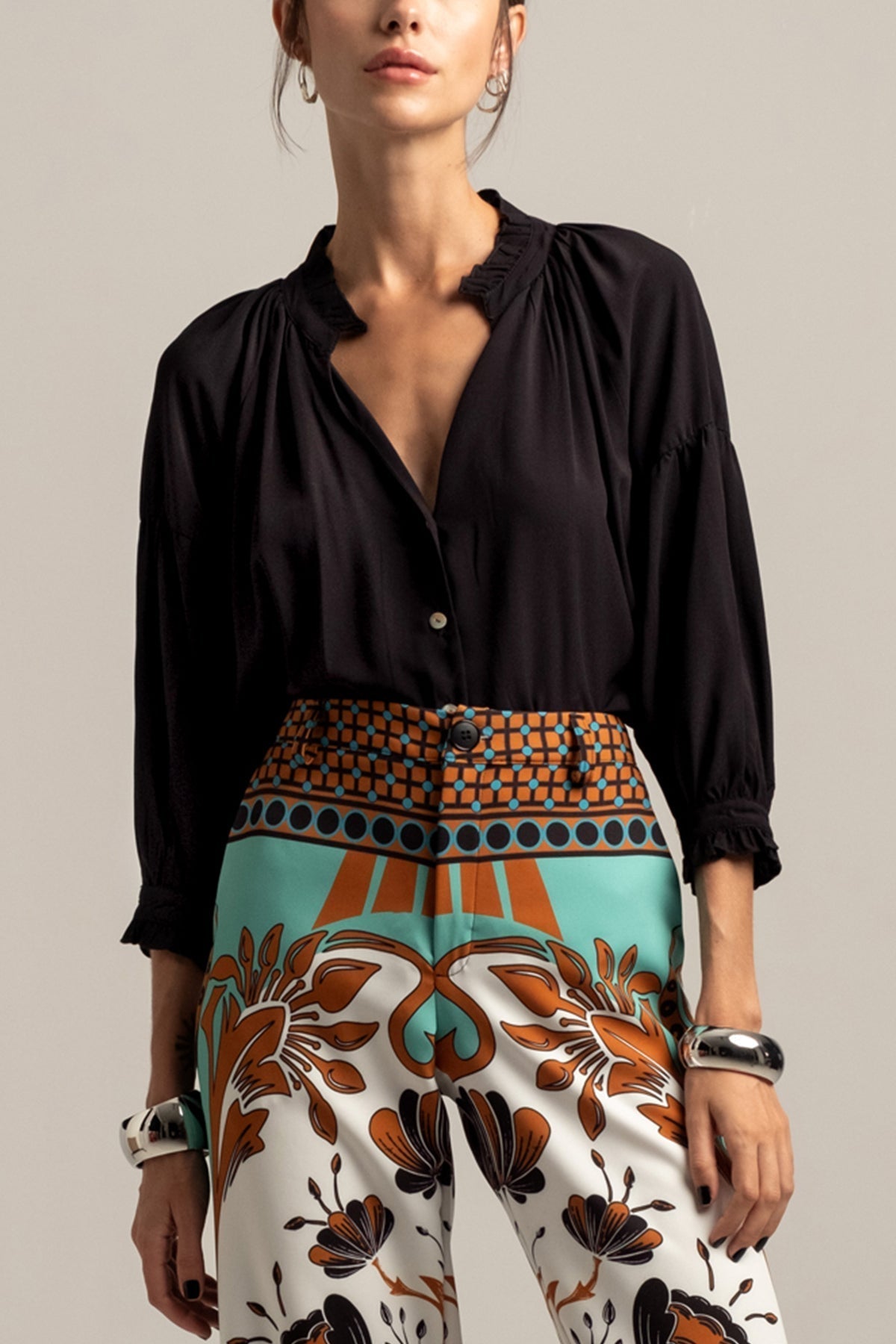 Effortlessly Elegant Blouse with a Timeless Design