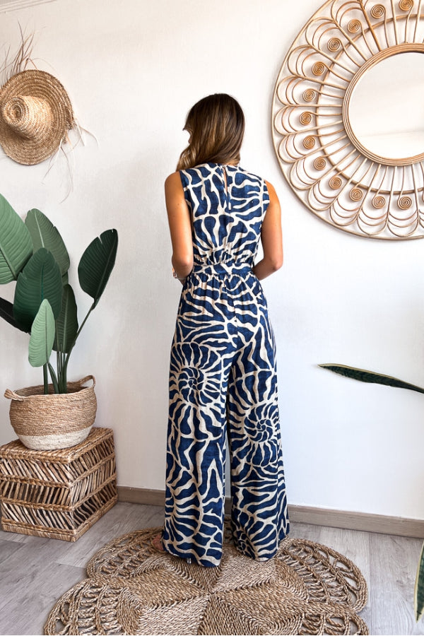 Gracefully Styled Garment for Any Occasion
