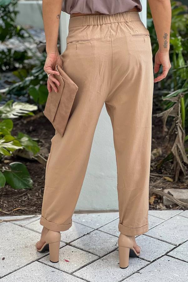 Well Tailored Trousers with a Graceful Silhouette