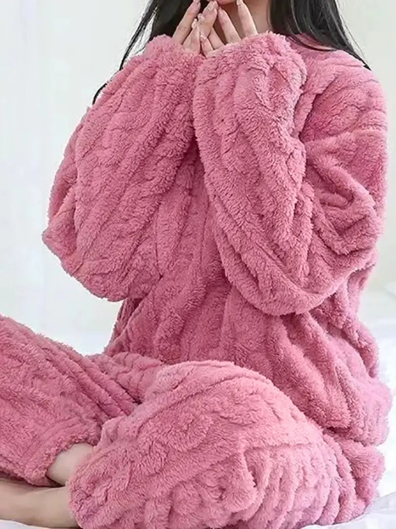 Isis® | Fluffy, casual set with sweater and trousers