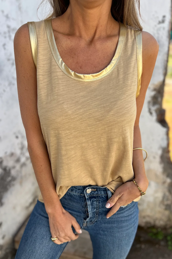 Well Tailored Top with a Graceful Silhouette