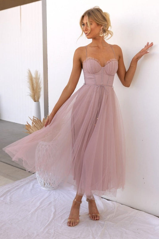 Well Tailored Dress with a Graceful Silhouette