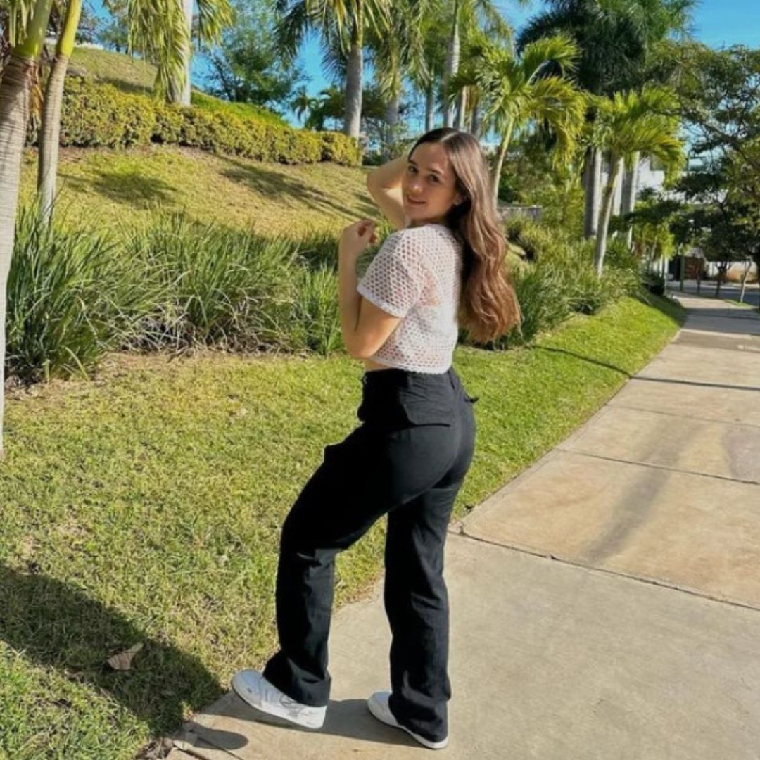 Effortlessly Elegant Pants with a Timeless Design