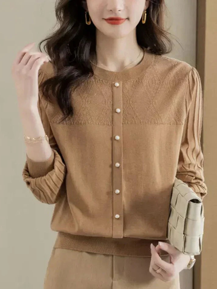 Effortlessly Elegant Blouse with a Timeless Design