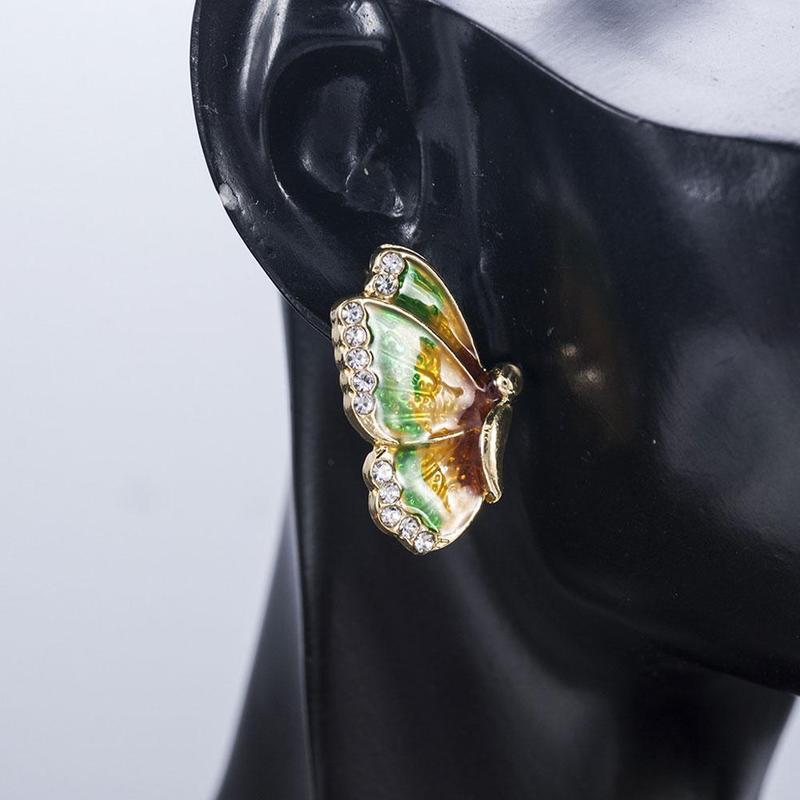 Klassinen Sormus ajattomalla viehätyksellä