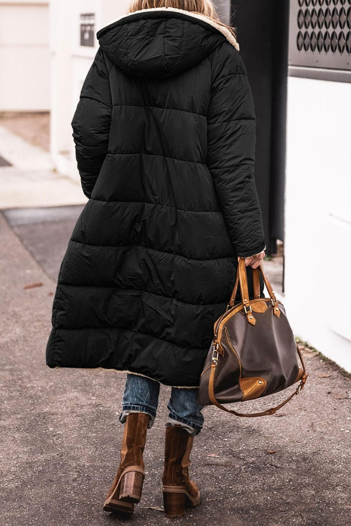 Well Tailored Coat with a Graceful Silhouette