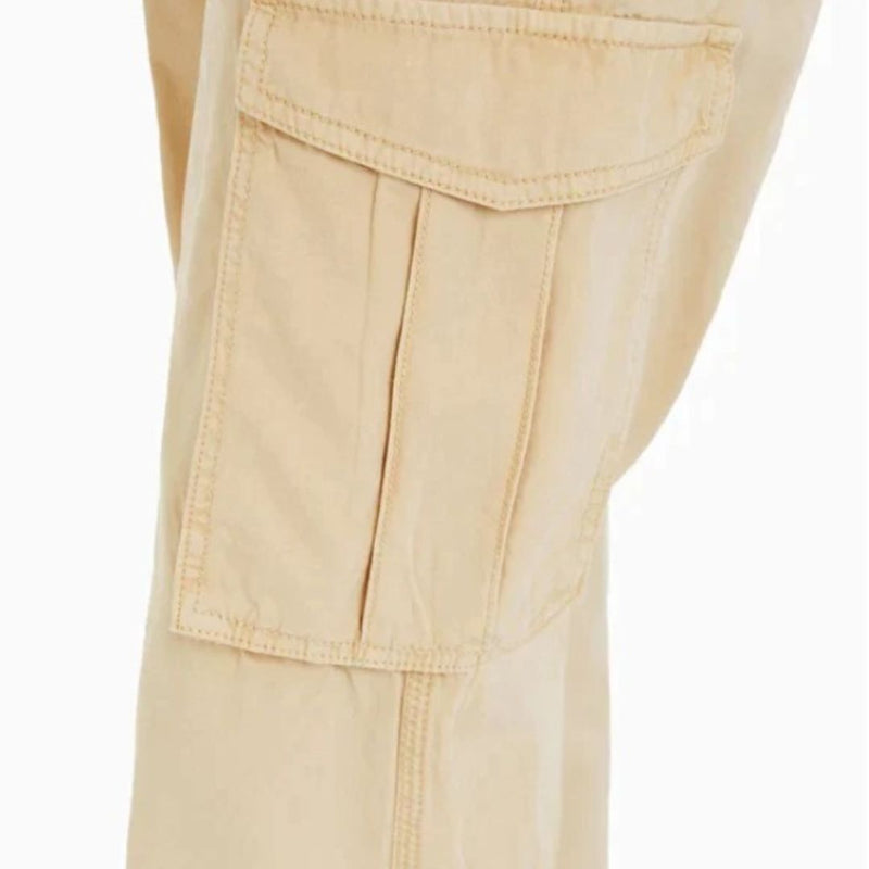 Effortlessly Elegant Pants with a Timeless Design