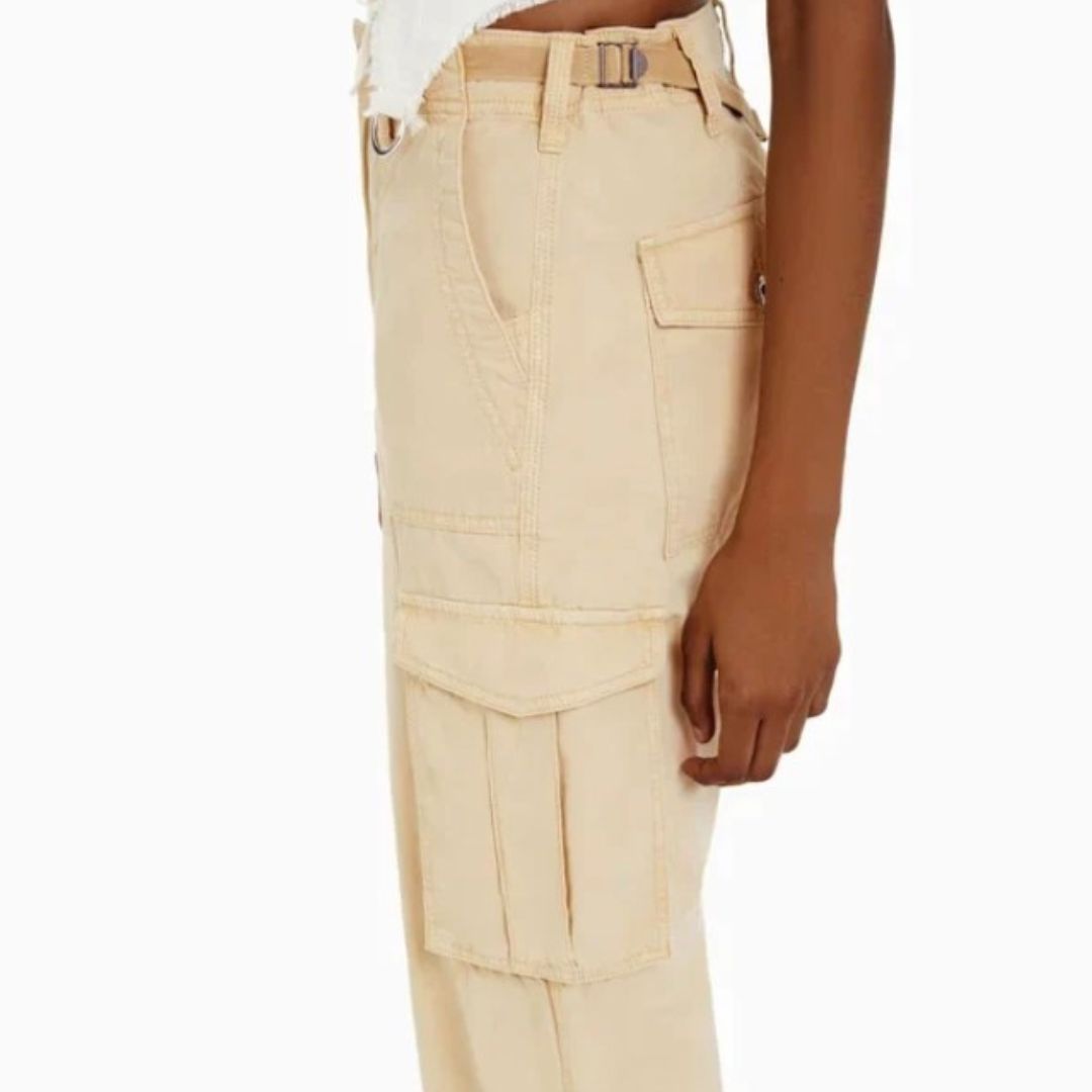 Effortlessly Elegant Pants with a Timeless Design