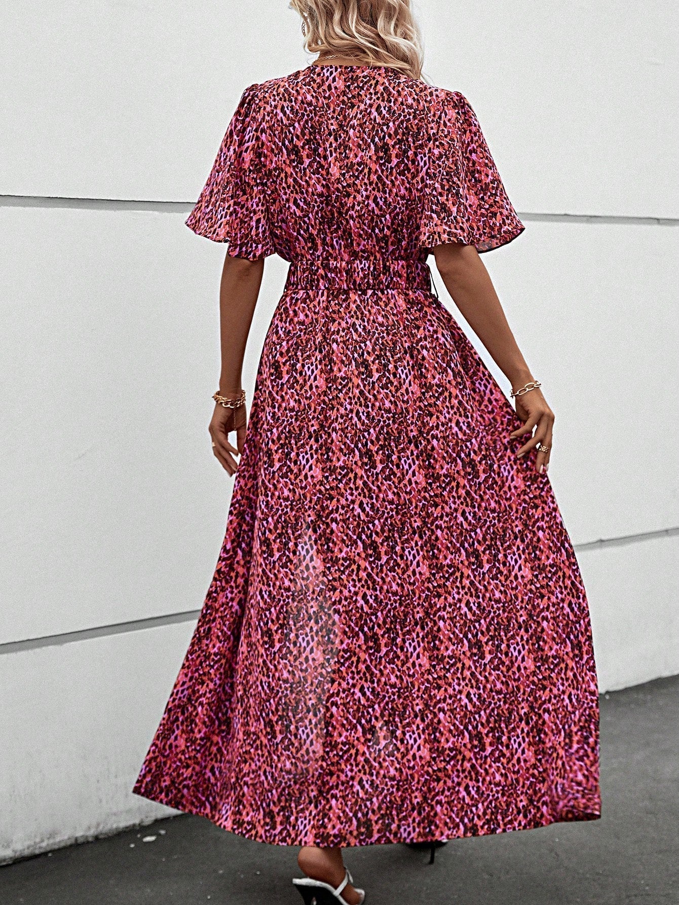 Effortlessly Elegant Dress with a Timeless Design