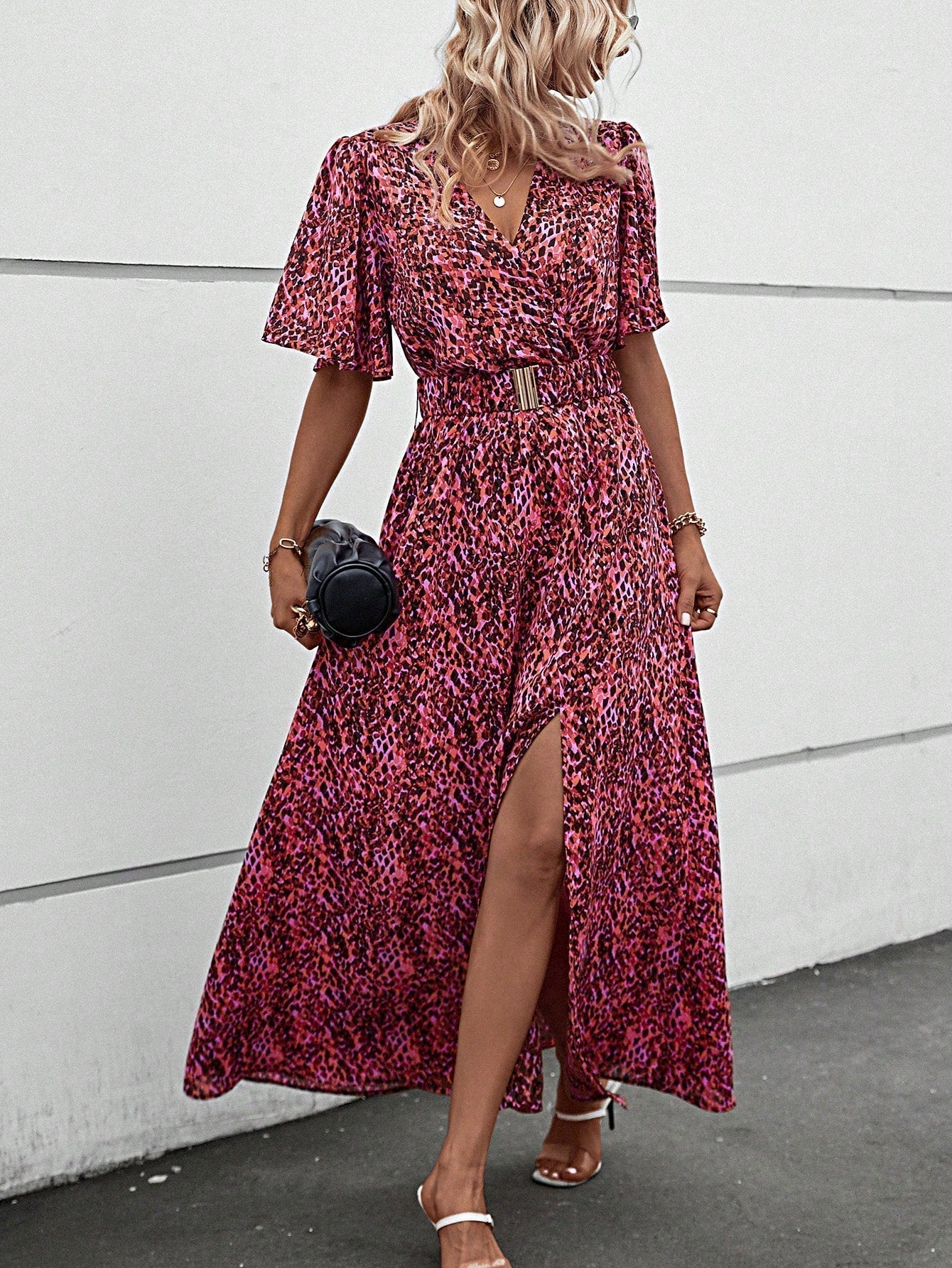Effortlessly Elegant Dress with a Timeless Design