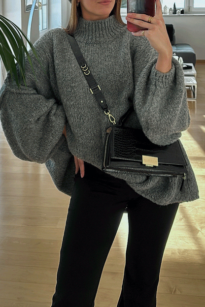 Well Tailored Sweater with a Graceful Silhouette