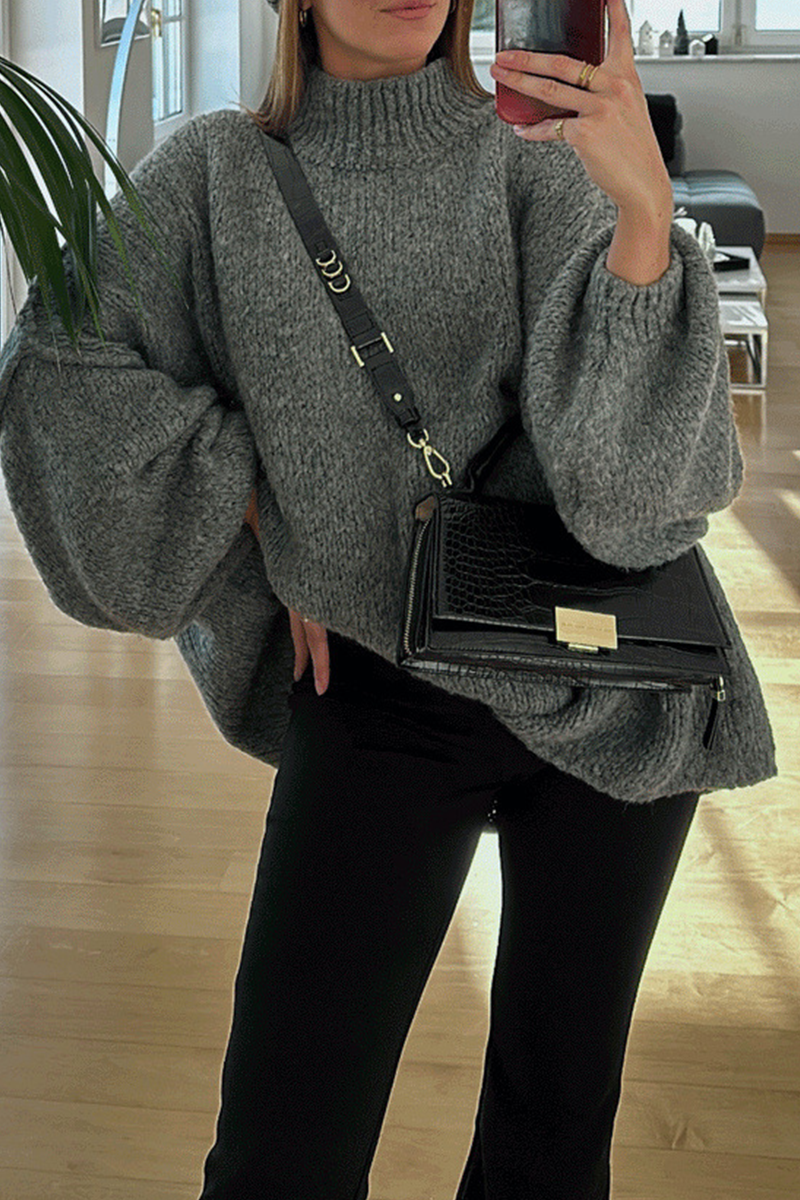 Well Tailored Sweater with a Graceful Silhouette