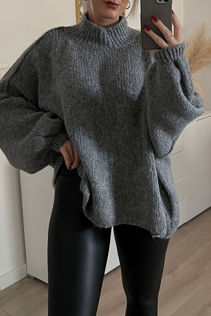 Well Tailored Sweater with a Graceful Silhouette