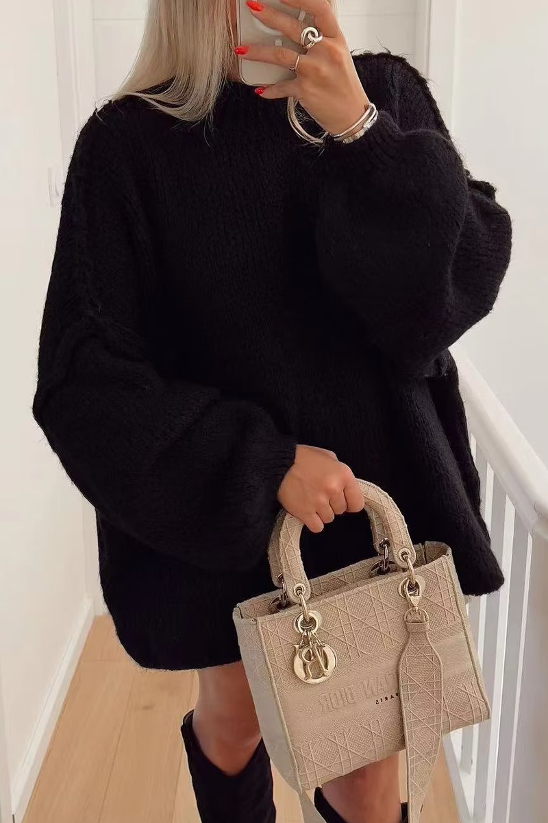 Well Tailored Sweater with a Graceful Silhouette