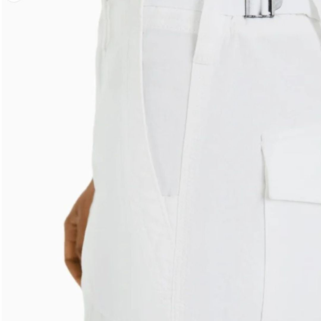 Effortlessly Elegant Pants with a Timeless Design