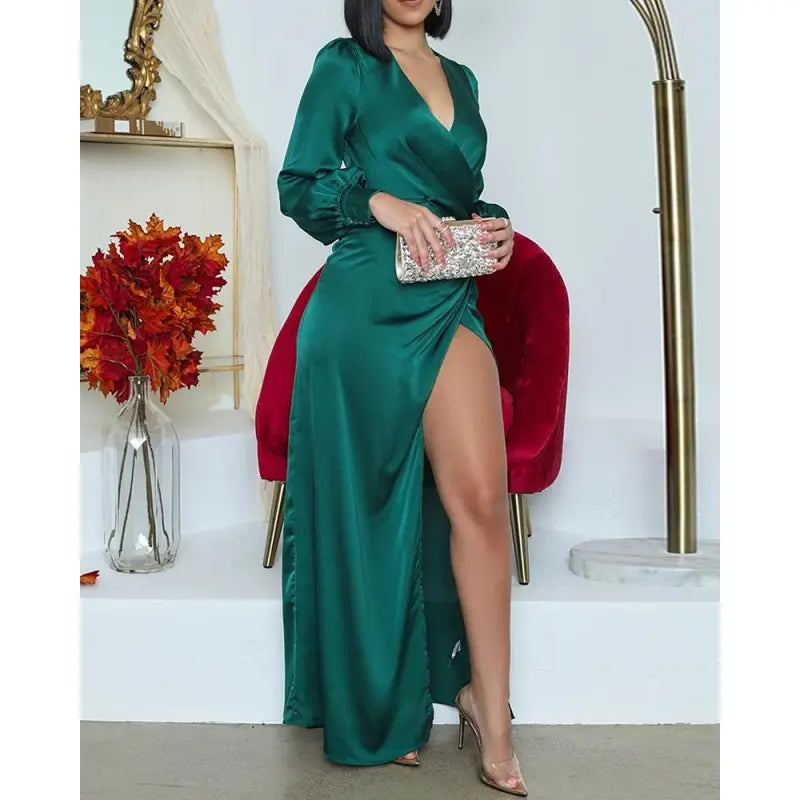 Beautifully Finished Dress in a Timeless Design