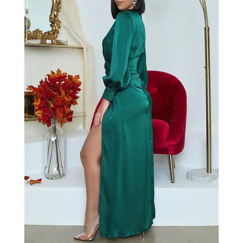 Beautifully Finished Dress in a Timeless Design