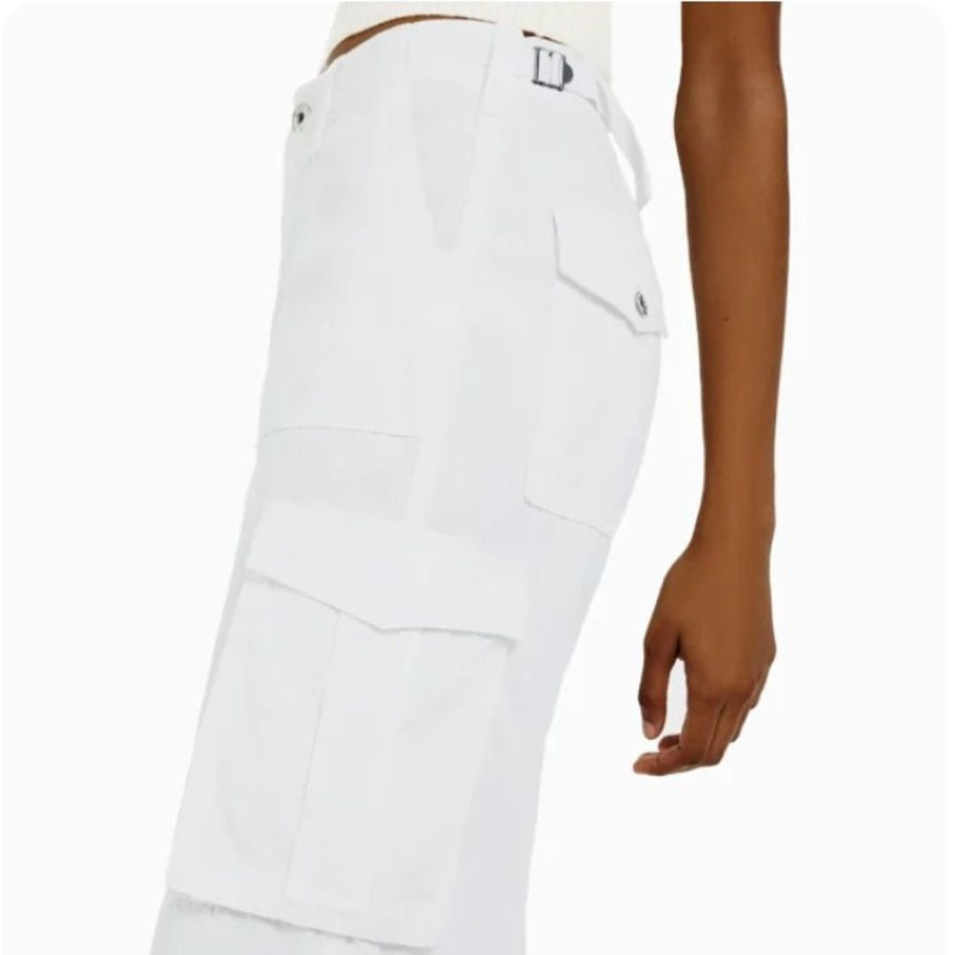 Effortlessly Elegant Pants with a Timeless Design