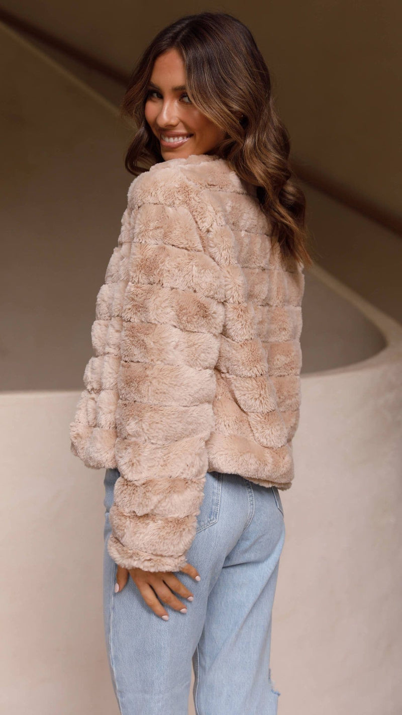 Well Tailored Jacket with a Graceful Silhouette