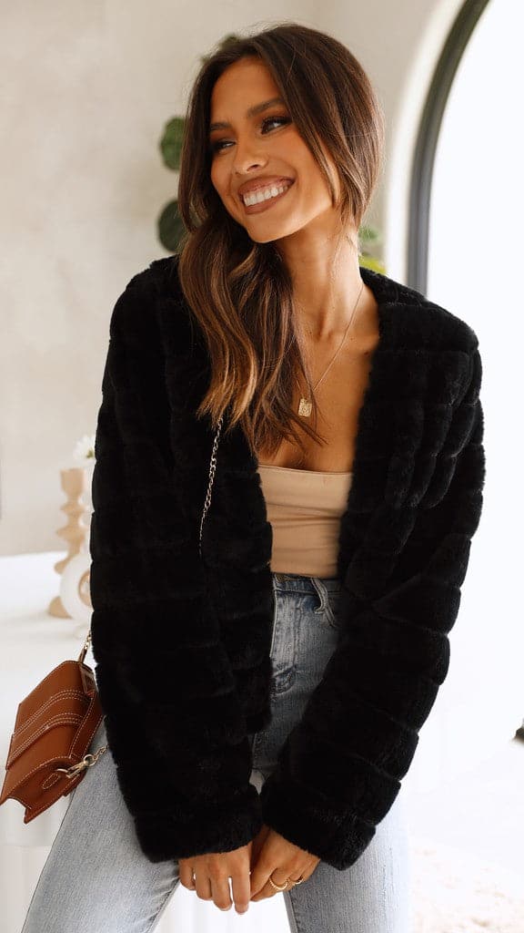 Well Tailored Jacket with a Graceful Silhouette