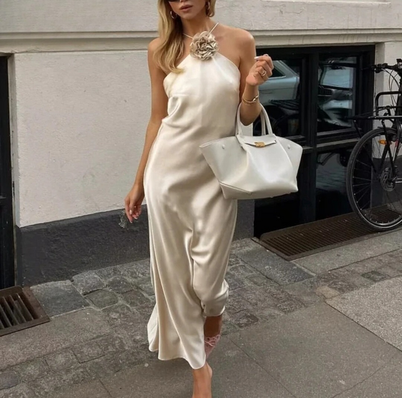 Well Tailored Dress with a Graceful Silhouette