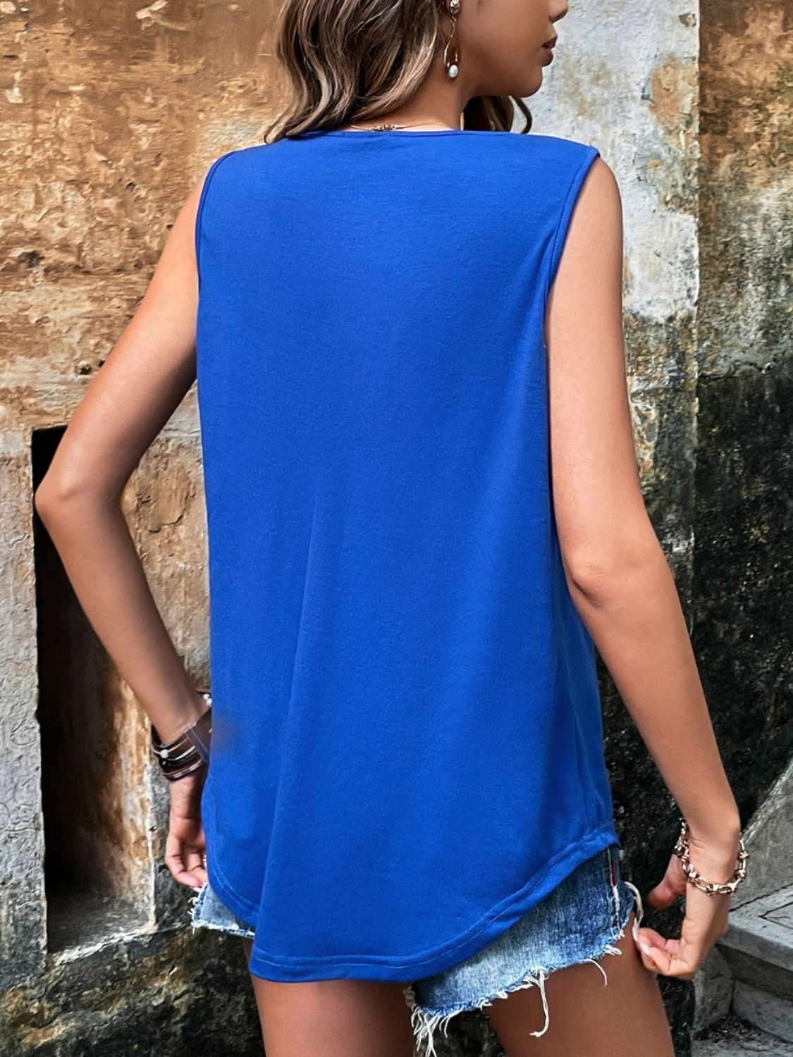 Beautifully Finished Top in a Timeless Design