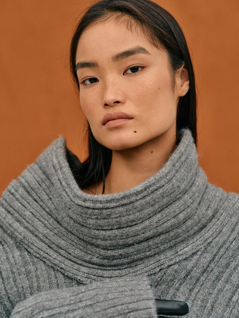 Effortlessly Elegant Sweater with a Timeless Design