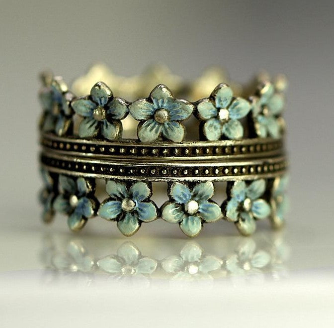 Klassinen Sormus ajattomalla viehätyksellä