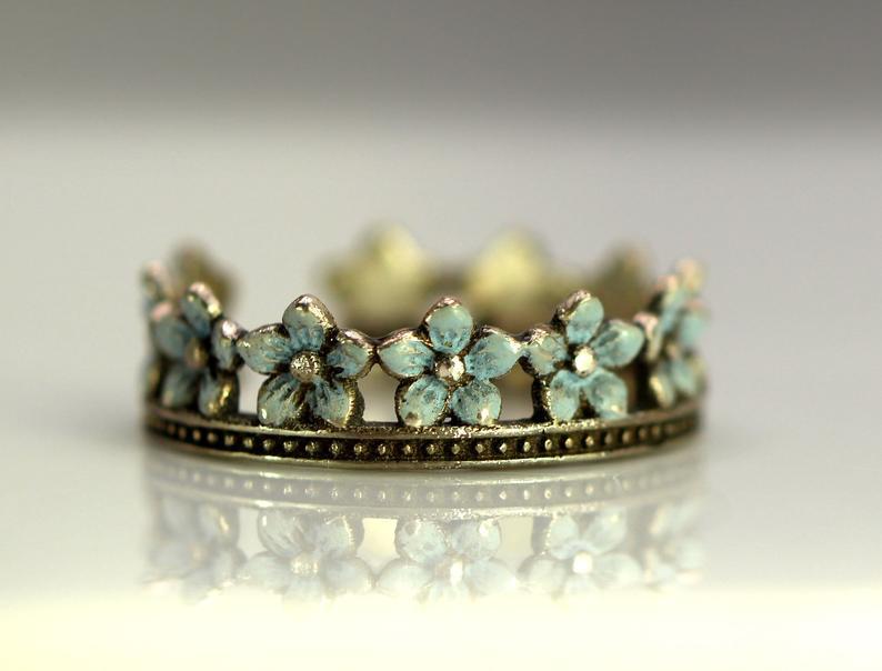 Klassinen Sormus ajattomalla viehätyksellä