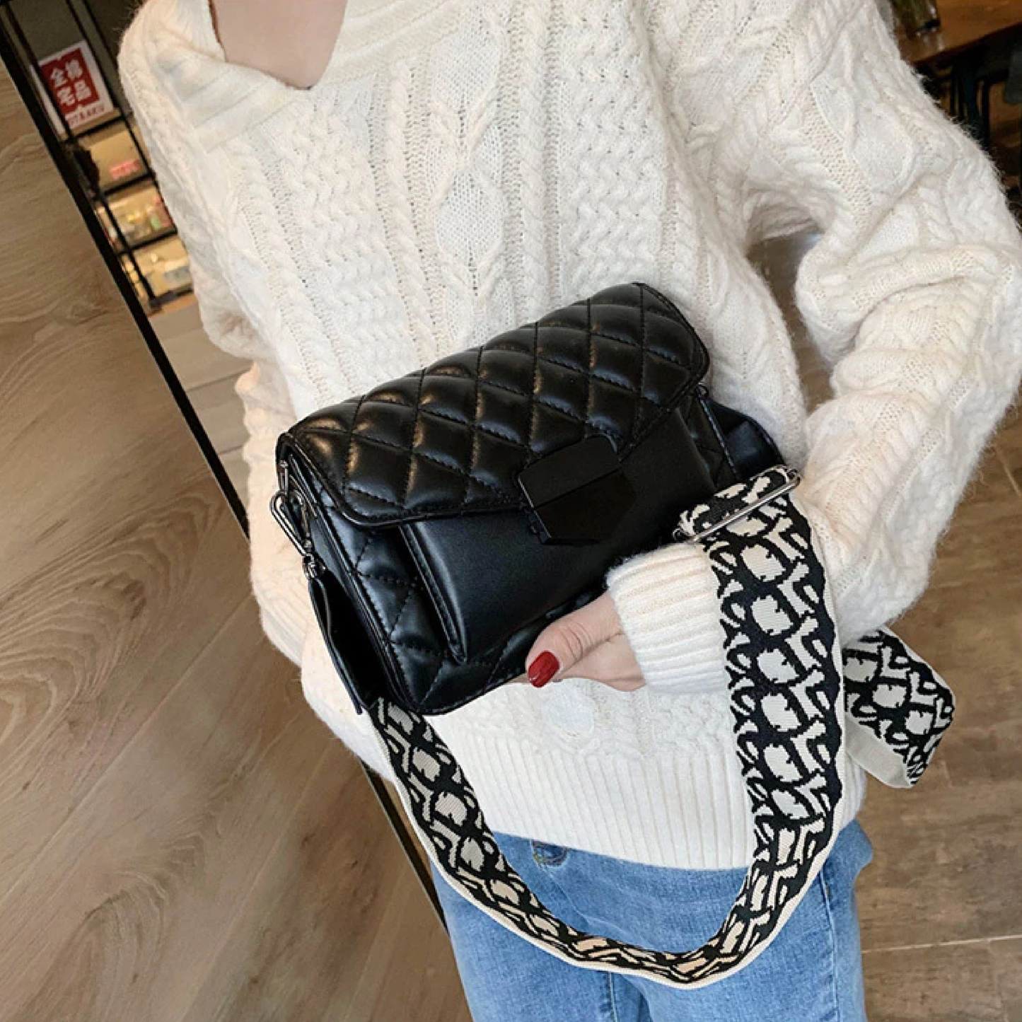 Effortlessly Elegant Bag with a Timeless Design