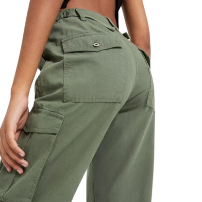 Effortlessly Elegant Pants with a Timeless Design