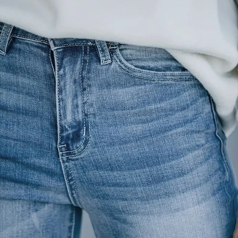 Effortlessly Elegant Trousers with a Timeless Design